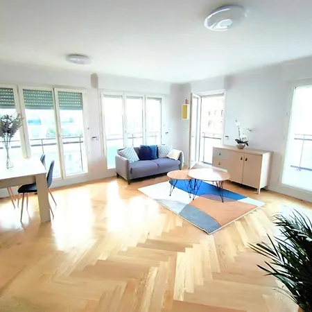Big, Newly Renovated And Bright 3 Bedroom Flat In Center Of - 89m2 Courbevoie